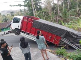 Beban berat truk dum tak kuat menanjak